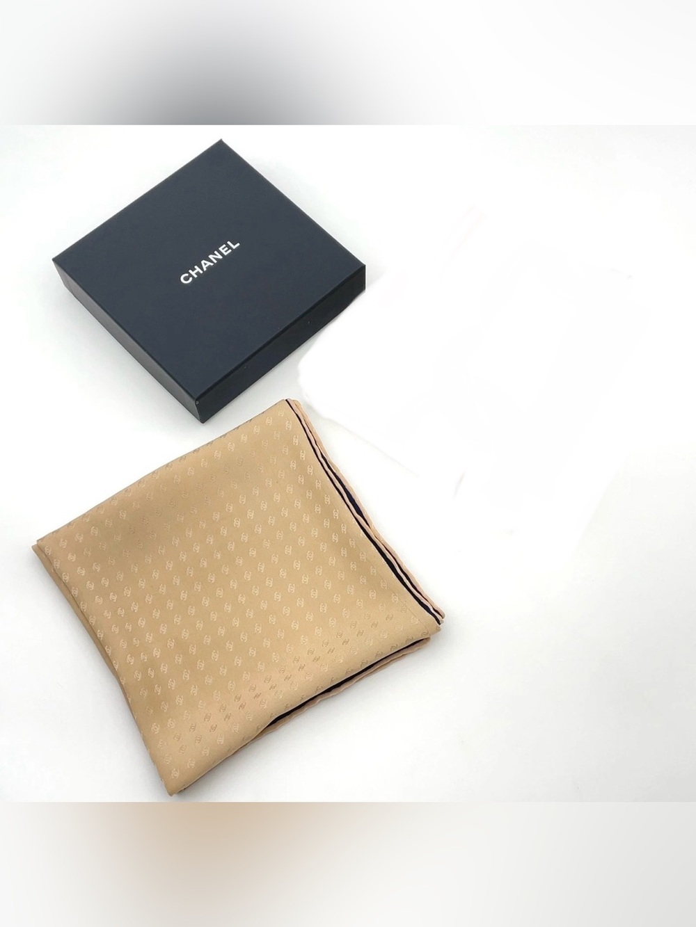 Large CHANEL Cream Scarf with Box - Picture 2 of 10